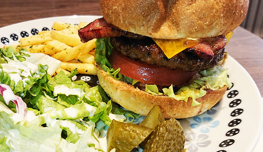 千葉エキナカで見つけた豪快グルメバーガー コモン カフェ千葉店 ベーコンと玉ねぎが良好アクセントな イベリコ豚ベーコンチーズバーガー 孤高の千葉 グルメ 千葉エキナカで見つけた豪快グルメバーガー コモン カフェ千葉店 ベーコンと玉ねぎが良好アクセントな イベリコ豚ベーコンチーズバーガー 孤高の千葉 グルメ